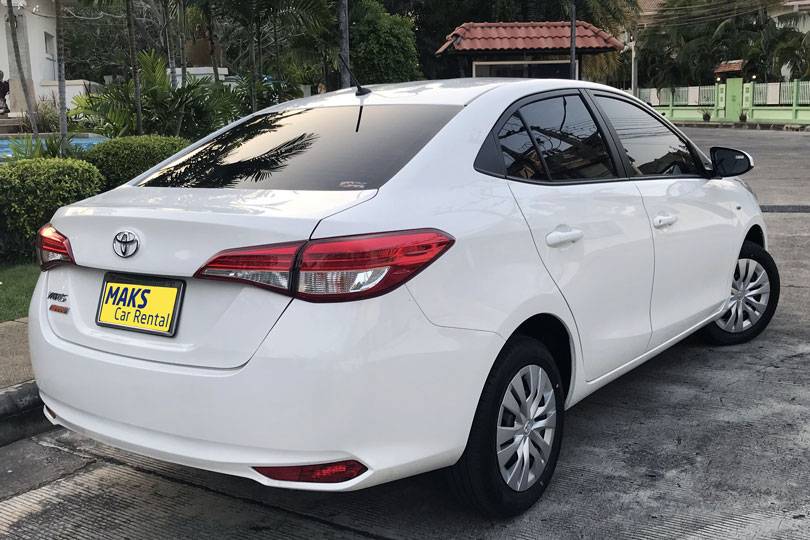 прокат автомобиля Toyota Yaris Ativ 2017