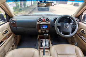 Rent a car Isuzu MU7 - photo 3