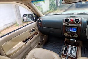 Rent a car Isuzu MU7 - photo 4